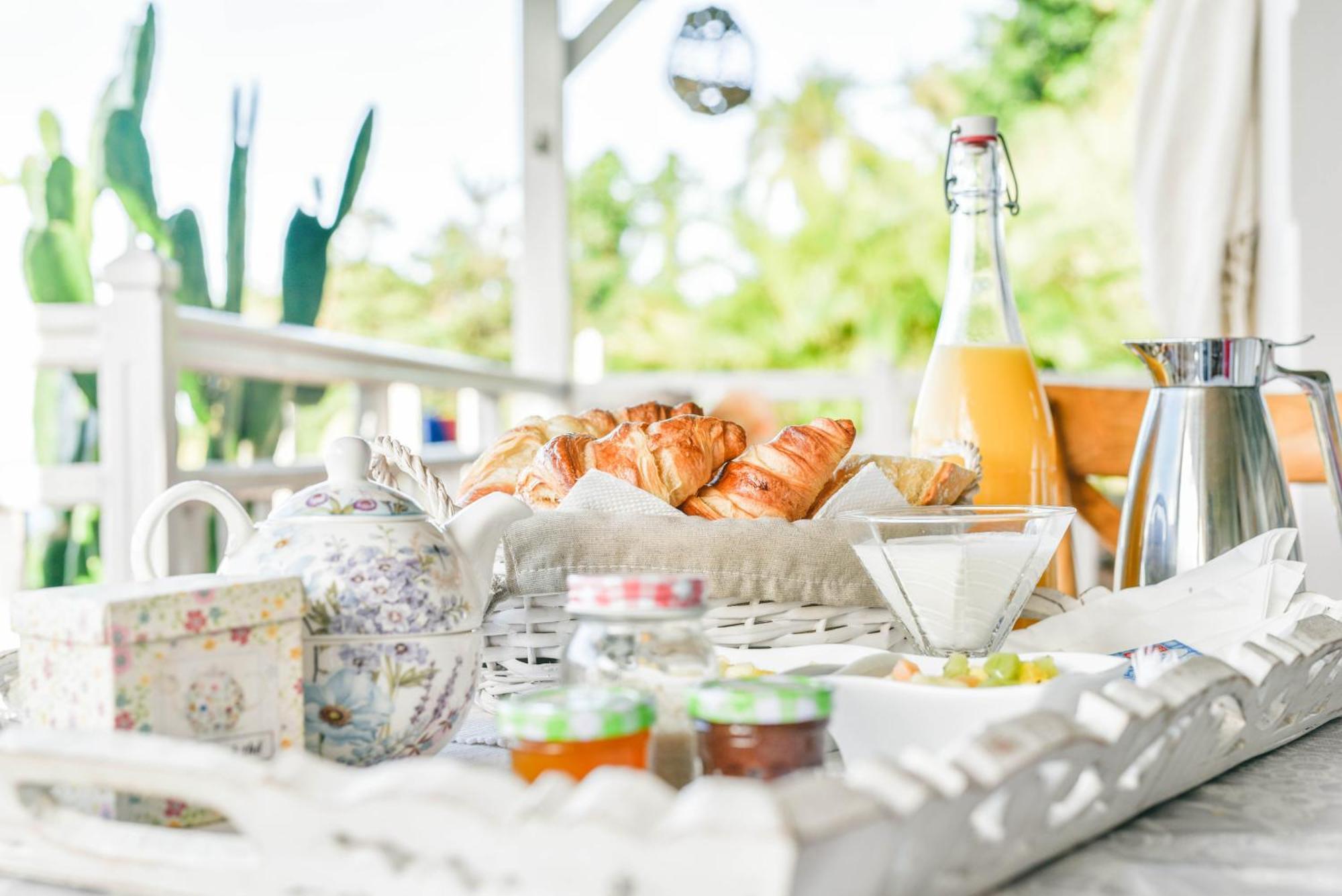 Beausejour Guest House Pointe-Noire Bagian luar foto